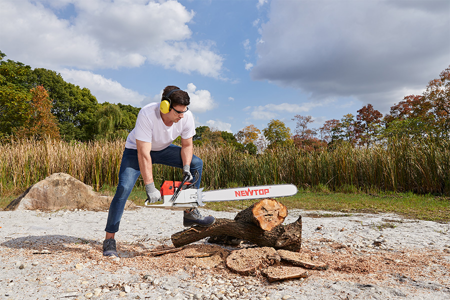NEWTOP-gasoline-chainsaw-cutting-wood
