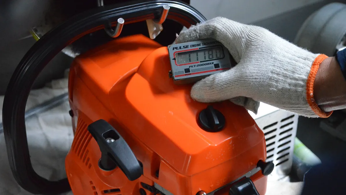 Quality testing of chainsaws before shipment